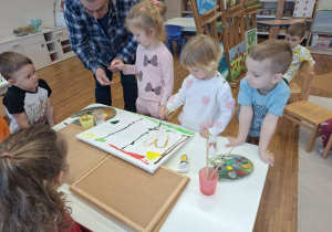 dzieci malują na płótnie