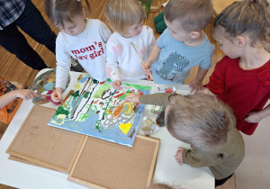 dzieci malują na płótnie