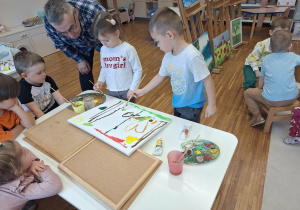 dzieci malują na płótnie