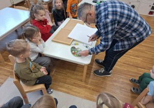 pan przygotowuje farby