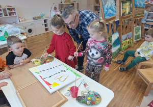 dzieci malują na płótnie