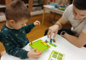 Chłopiec gra ze swoim tatą