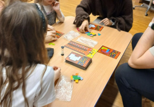 Dzieci i rodzice podczas gry