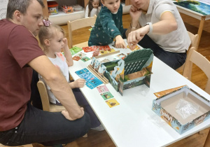 Dzieci i ich tatusiowie podczas gry