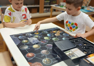 Chłopcy podczas jednej gry