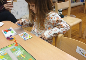 Dziewczynka rozwiązuje łamigłówkę