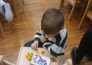 Chłopiec rozwiązuje łamigłówkę