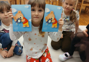 Dziewczynka prezentuje misie