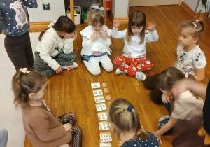 Dzieci pracują w grupch