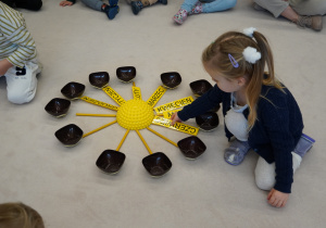 dziewczynka układa nazwy miesięcy