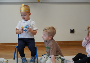 chłopiec pokazuje swoje zabawki