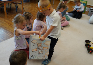 chłopiec częstuje koleżankę cukierkami