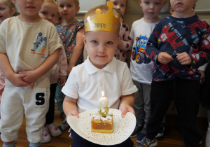 chłopiec trzyma ciasto