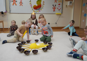 chłopcy układają słoneczko