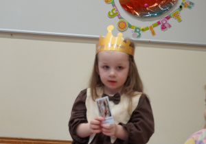 dziewczynka pokazuje swoje zdjęcie