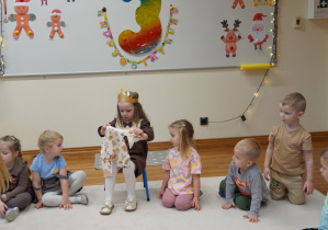 dziewczynka pokazuje body