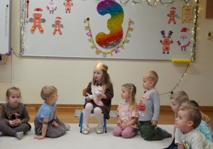 dziewczynka pokazuje swoje zabawki