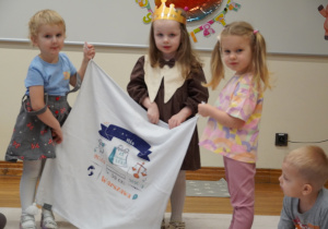 dziewczynki trzymają kocyk