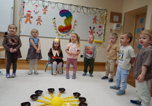 dzieci śpiewają sto lat