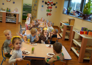 dzieci jedzą tort i piją soki