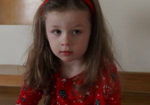 dziewczynka siedzi na dywanie