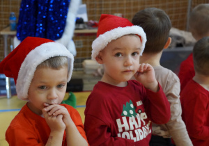 chłopcy w czapkach Mikołaja
