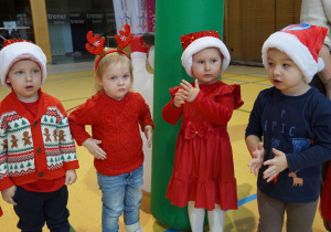 dzieci klaszczą i tańczą