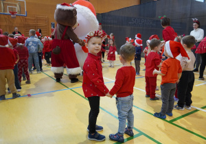 chłopcy trzymają się za ręce