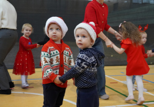 chłopcy tańczą w parze