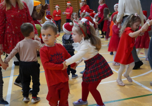 dzieci tańczą