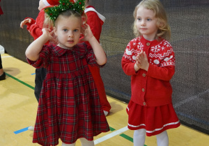 dziewczynki ubrane na czerwono klaszczą