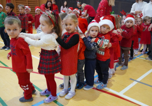 dzieci stoją w pociągu