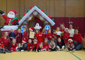 zdjęcie dzieci i pań z Mikołajem