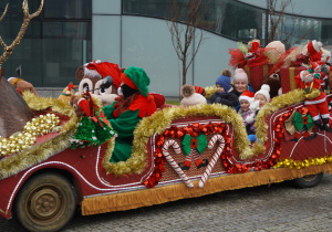 dzieci jadą saniami Mikołaja