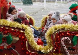 dzieci siedzą w saniach Mikołaja