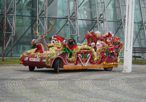 dzieci jadą saniami