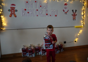 Janek trzyma prezent