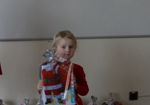 Michalina trzyma prezent