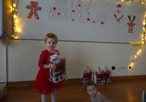 Magdalena trzyma prezent