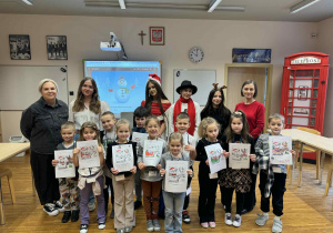 dzieci wraz z paniami i uczenicami liceum pozują do wspólnego zdjęcia