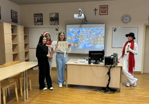 uczenice liceum prezentują dzieciom na obrazkach słownictwo w jęzku angielskim