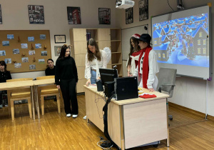 uczenice liceum prezentują dzieciom na obrazkach słownictwo w jęzku angielskim