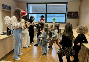 dzieci stoją na przeciw uczenic i biorą udział w zabawie ruchowej w jęzku angielskim