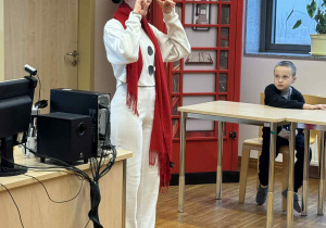 uczenica liceum przebrana za bałwanka uczy dzieci piosenki w jęzku angielskim