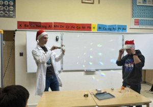 uczeń technikum pokazuję eksperyment ze światłem