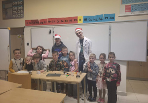 dzieci pozuja z dwoma uczniami technikum do zdjęcia