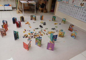 książki i zabawki leżą na dywanie