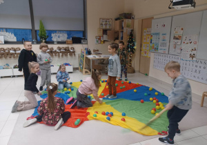 dzieci segregują kolorowe piłeczki