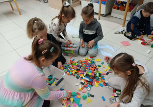 dzieci segreguja pomieszane klocki