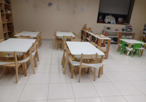 stoliki i krzesła obwiązane papierem toaletowym